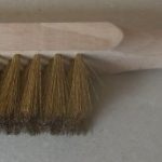Handfeger mit gewelltem Messingbesatz