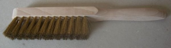 Handfeger mit gewelltem Messingbesatz